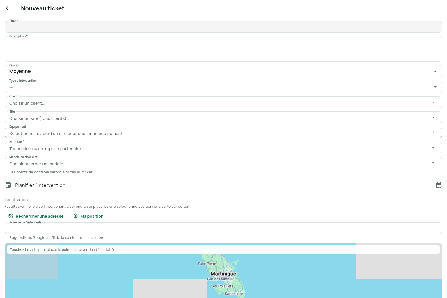Formulaire « Nouveau ticket » : titre, description, priorité, type, client, site, équipement, assignation, modèle de checklist et localisation sur carte