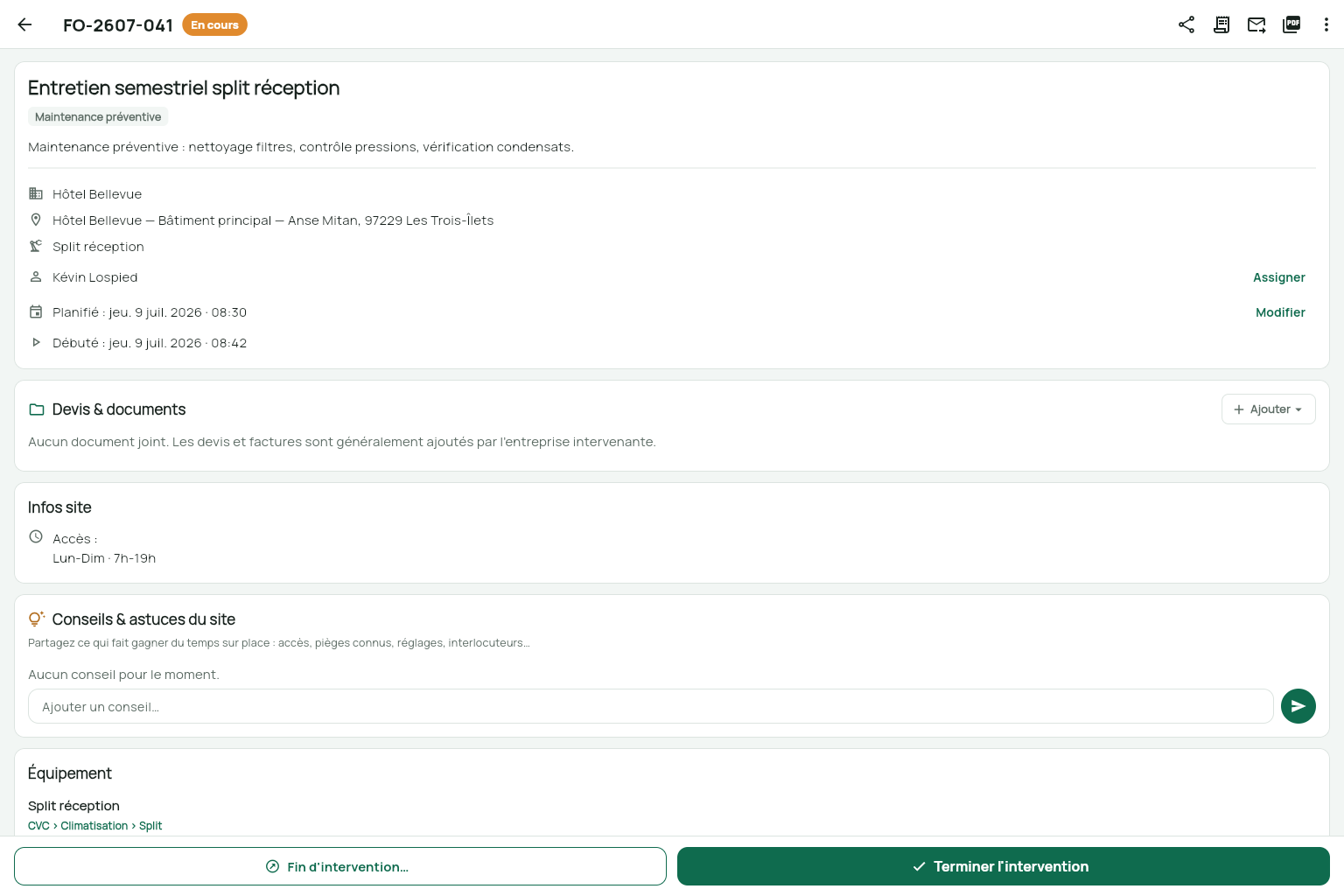 Détail complet d'un ticket : en-tête, description, client, site, équipement, carte Devis & documents, Infos site et Conseils & astuces
