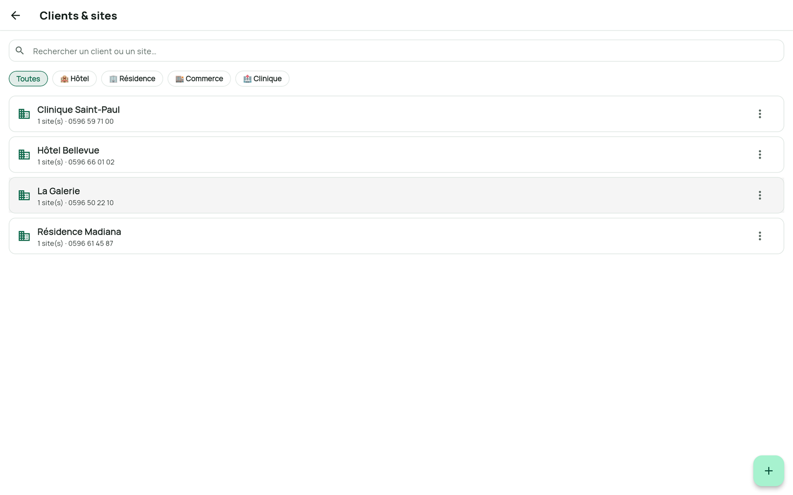 Écran Clients & sites avec fiches et filtres