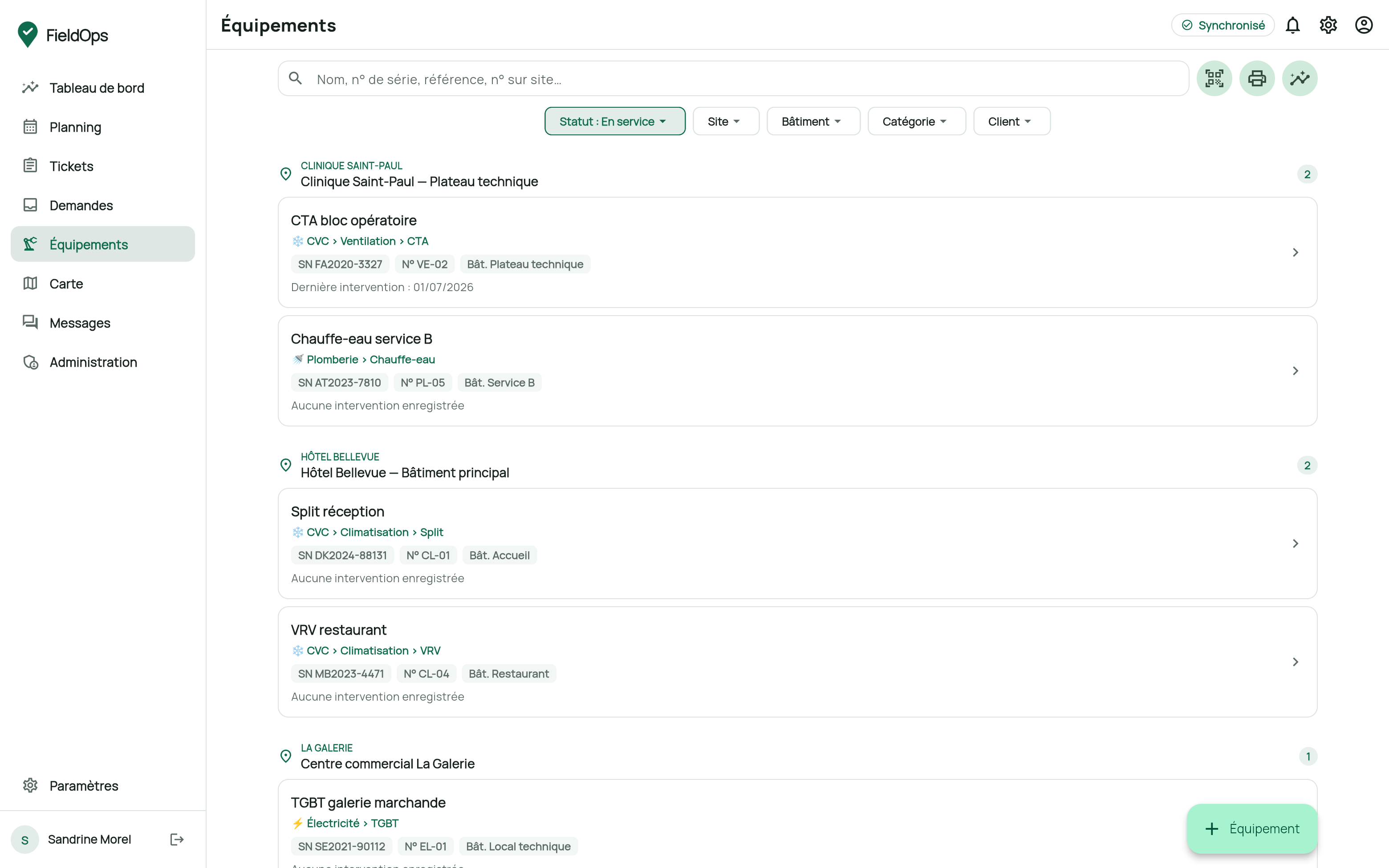 Écran Équipements groupés par site avec filtres